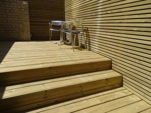 Modern London Garden Slat Screen Fence and Redwood Decking and Steps Oilcanfinish