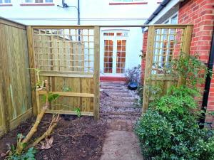 Image of a Garden Partition with Jacksons Fence Jacksons Fencing Trellis and Fence Installed in Wimbledon SW19 Reverse View