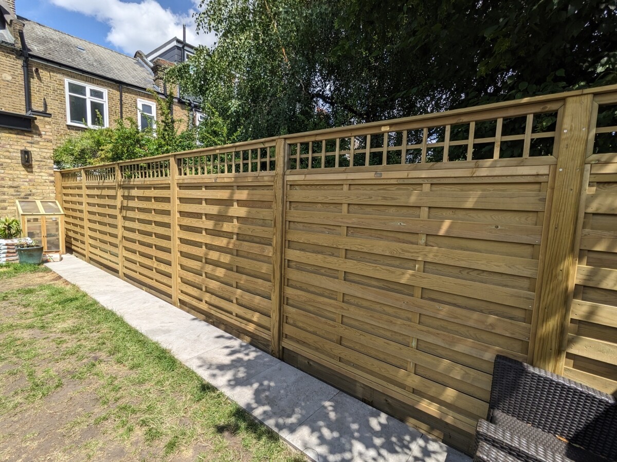 side view photo of Jacksons Fencing Hit and Miss Fencing with Trellis installed in Wimbledon SW19 by Oilcanfinish Outdoor Living